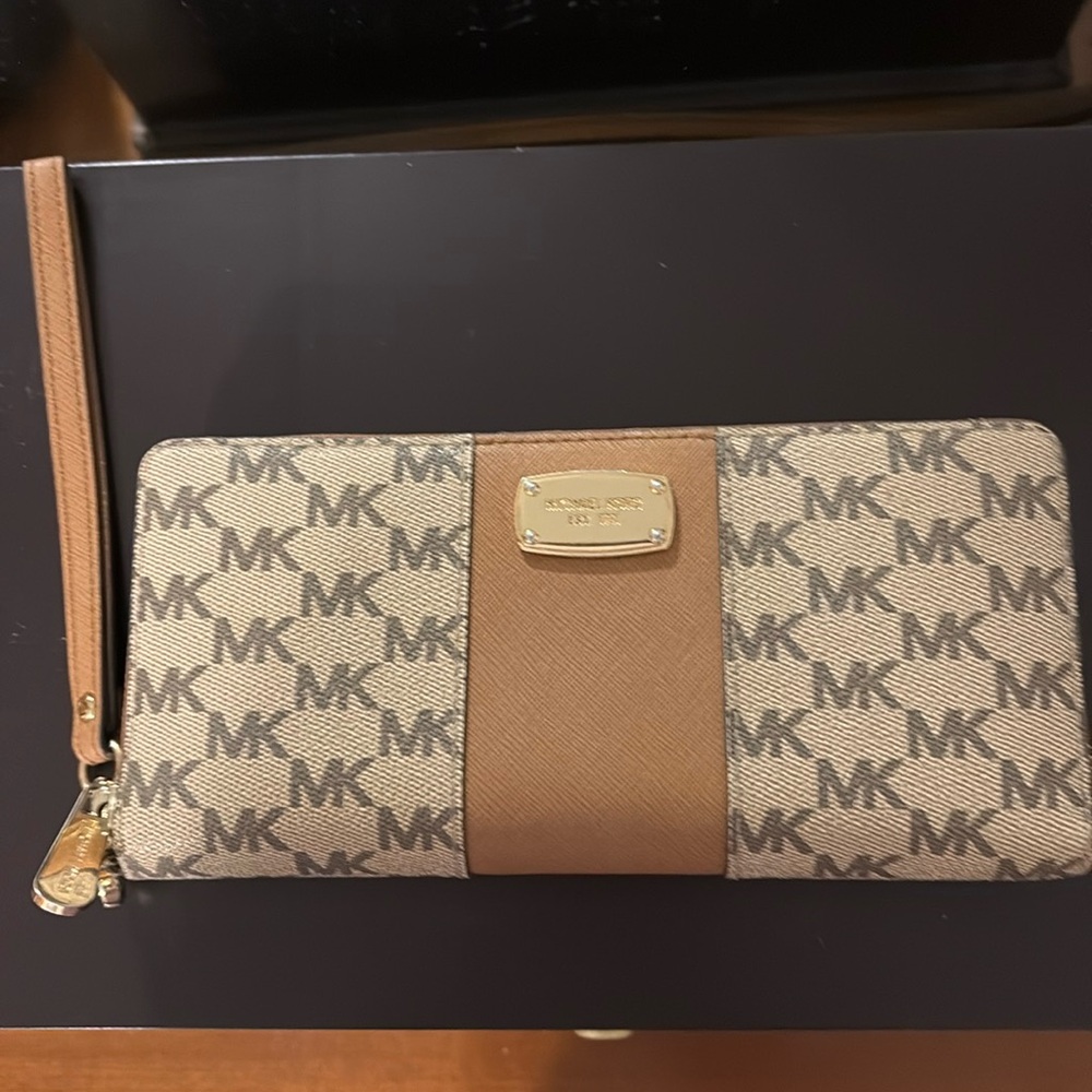 Michael Kors wristlet - like new